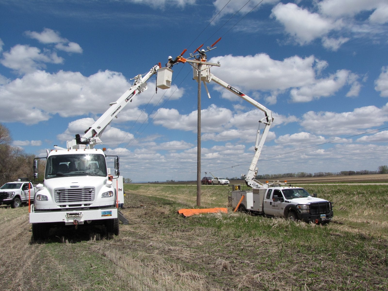 linemen working